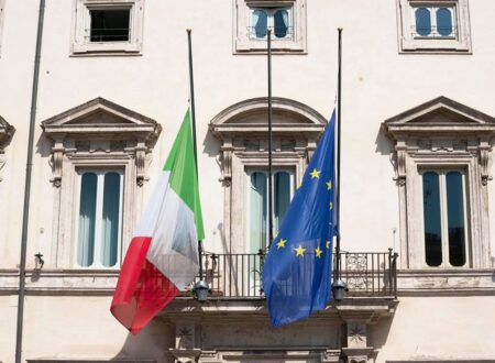 Bandiere a mezz’asta in segno di lutto, alle 12 l’Italia si  è fermata. Foto